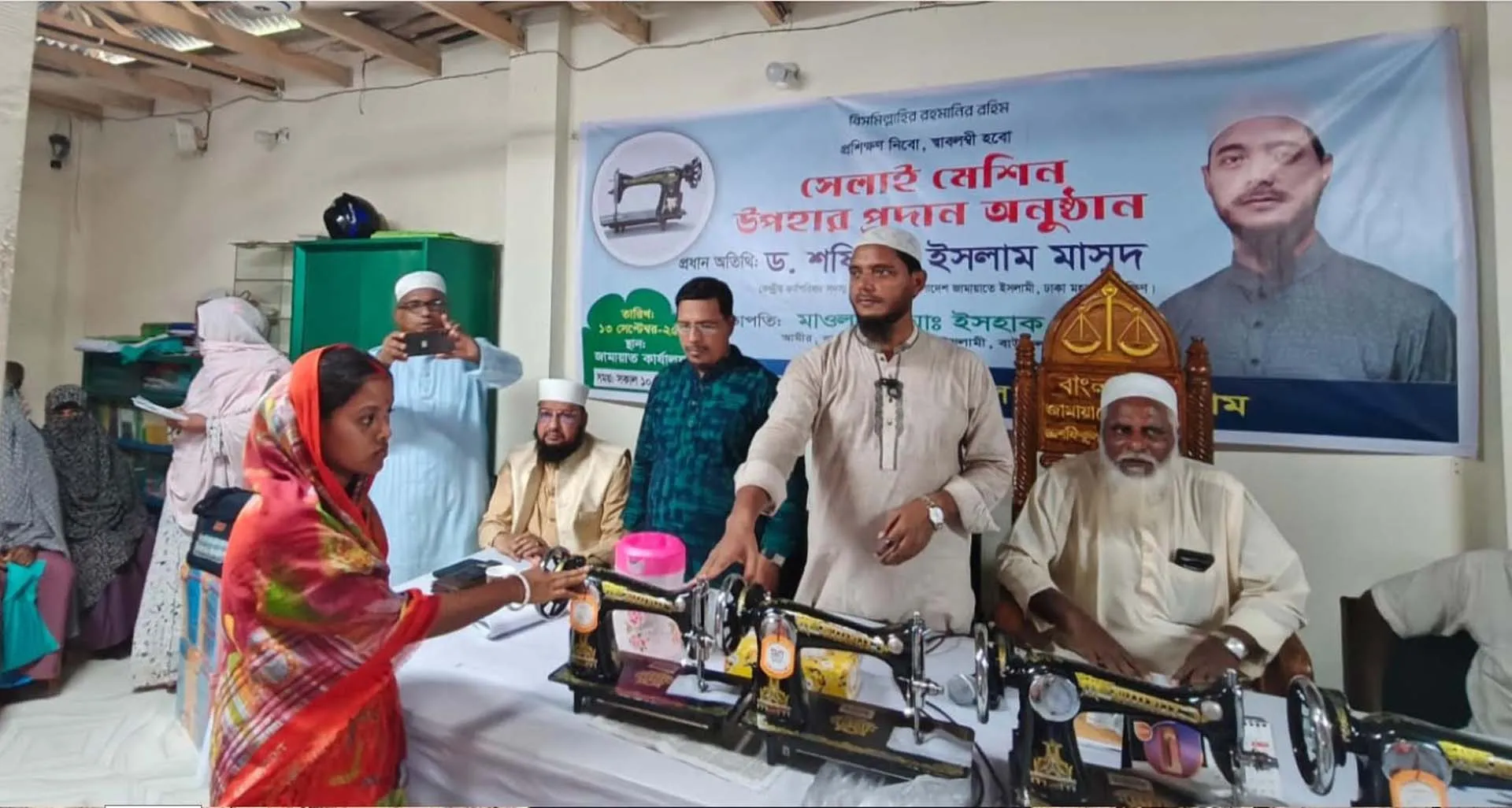 বাউফলের দুস্থ নারীদের মধ্যে জামায়াতে ইসলামীর পক্ষ থেকে সেলাই মেশিন বিতরণ